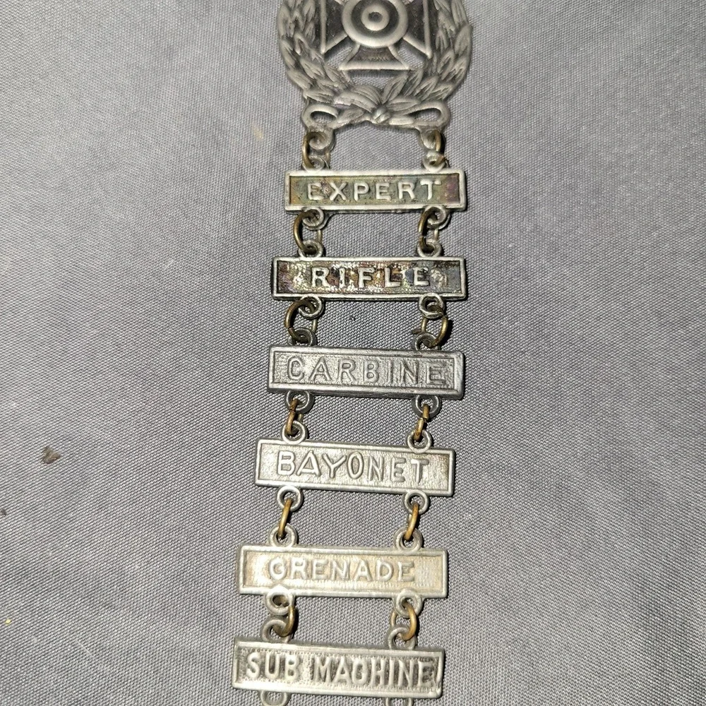 Vtg U.S. Army WW II Expert Marksmanship Rifle Bayonet Badge